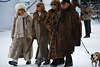 902706_ Spaziergang mit Hund beim Poloevent im winterlichen St. Moritz, Fashion, Glamour, Modeschau Bild