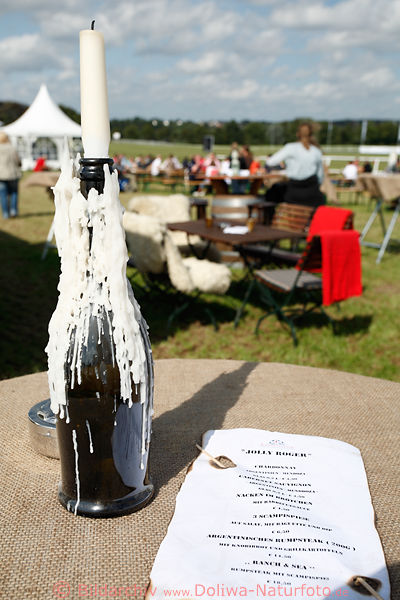 Flasche Mit Kerze Und Menukarte Auf Polotisch Vor Polozelt Mit Spielplatzblick