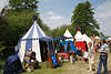 803221_ Ritterlager bunte Zelte mit ritterlichen Markt Accessoires, Ritterschaften zu Hermannsburg Zeltlager