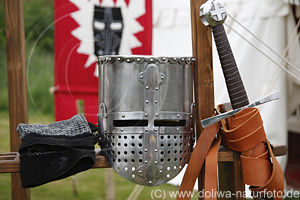 Ritterhelm Schwert Schutzkette Detailsfoto