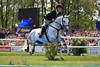 Wassergraben Pferdeflug Foto Springreiter Sprungdynamik Bild vor Derby Sportarena Publikum