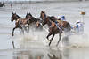 Traber Pferderennen im Duhner Watt Foto Spritzwasser Lauf Aktionbild Gespanne in Bewegung