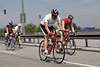Radfahrer Paar im Duell, Sprint in Bewegung & Tempo bei Cyclassics Strassenrennen in Hamburg