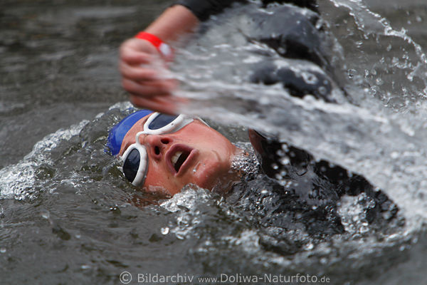 Schwimmen mit Leidenschaft Foto Freistil-Schwimmer dynamisch Wasser an der Hand ziehen