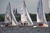 Segler Boote Alsterregatta Hamburg Kirchtürme über See Wasserlandschaft Aktion Bild