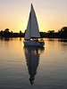 Bd0624_ Seglerromantik Fotos aus Masuren, Segelboot hinter Sonne Jacht Bild abends auf stillem See in Dämmerung