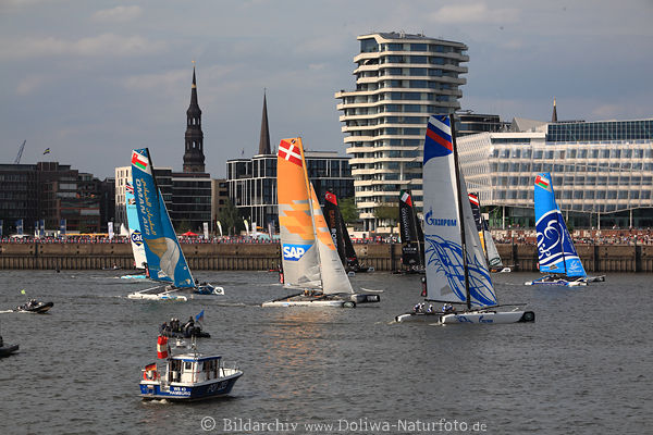 Katamarane segeln in Elbe Wasser Hamburg Port-Kulisse Hafencity Tower
