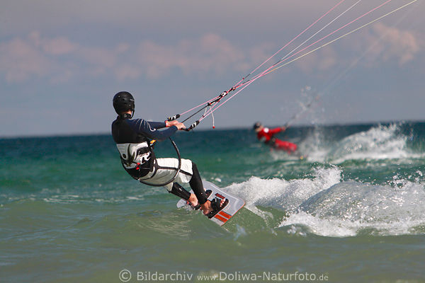 KiterPaar auf Brett surfen ber Wasserwellen