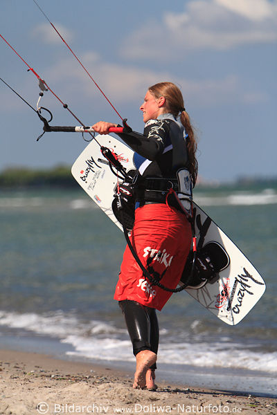 Kitesurfer Portrait mit Surfbrett an Seekste Wasserstrand Bild