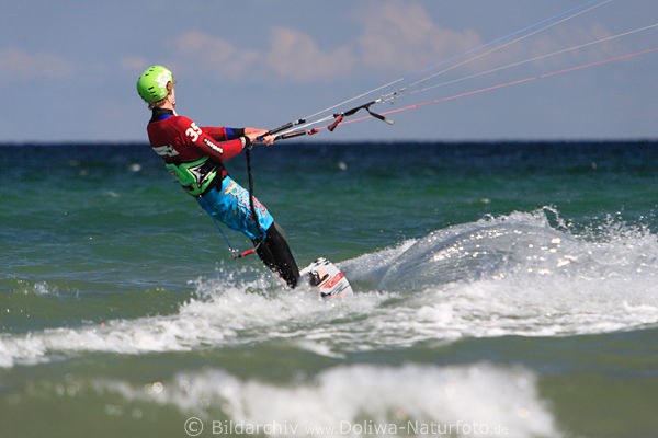 Kitesurfing Surfer auf Surfbrett Sportfoto auf Seewasser gleiten ber Wellen vor Meerhorizont
