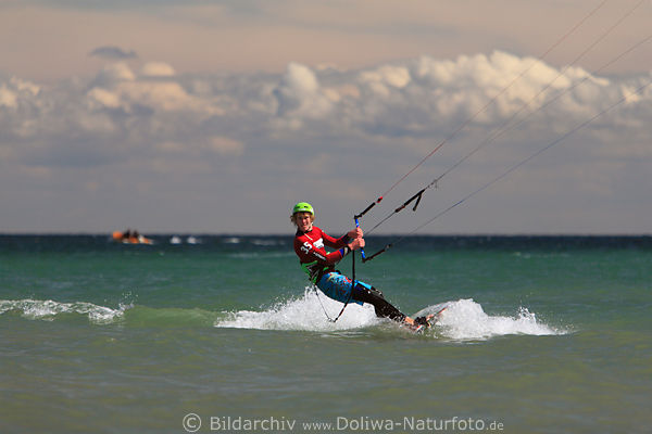 Kitesurfer Sportbild, Kiter auf Brett in Wind ber Ostseewellen brettern Sportfotografie am Meer
