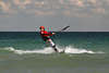 802837_ Kitesurfer Wellenreiter brettert auf Brett in Wind ber Wellen an Ostseekste, Kiter Sportbild