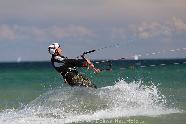 Kitesurfing Sportfotografie am Meer, Kitesurfer junger Mann in Wasserwelle auf Surfbrett rasen