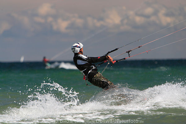 Kitesurfer Duo auf Brett ber Wasser Wellen brettern in Fotografie, Kiter Sportbild