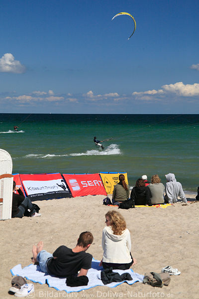 Sportfans auf Sand der Ostseekste beim Kitesurf-Trophy Sportevent auf Strand in Ferienzeit Bild
