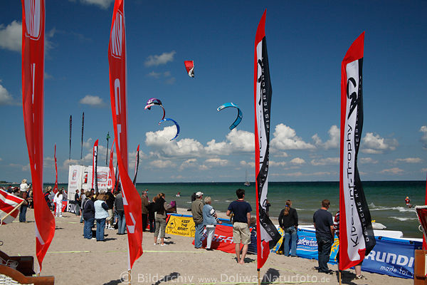 802705_ Kitesurf-Trophy bei Dahme Ostsee Sportevent am Strand Segelfahnen ber Wasser