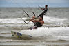 Parallel Kitesurfer Foto Wellensausen in Nordseewasser Paar Surfbretter Aktionbild