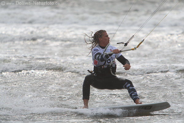 Masters Kitesurfer über Wasserwellen auf Surfbrett dynamisches Foto