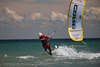 802736_ Kitesurfer mit Segel in Wasser wellenreiten auf Brett in Wind Sportfotografie