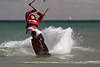 802804_ Kitesurfer beim Abheben vom Wasser zum Sprung, zum Salto in Luft, Kiter auf Brett Aktion Sportbild