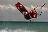 802805_Kitesurfer Salto Aktionbild spektakulärer Sprung vom Wasser in Luft schweben an Segelleine