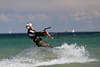 802811_ Kitesurfing Sportfotografie am Meer, Kitesurfer junger Mann in Wasserwelle auf Surfbrett rasen