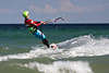 802825_ Kitesurfing Surfer auf Surfbrett Sportfoto am Seewasser gleiten über Wellen vor Meerhorizont