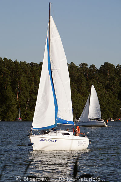 Segelboote Yachtpaar Bild auf Wassertour in Wind segeln auf See Funsport aktive Freizeit