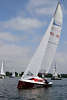 45889_Segler & Skipper in Manwer mit Segelboot in Wind, Segeln-Regatta in Masuren