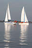 56471_ Yacht Paar im Urlaub unter Segeln auf See in Segelromantik Bild