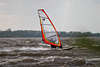 701001_Surfer kniend am “Rigg” Windsegel dicht am Wasser surfen Wellen sausen Windsurfing Foto