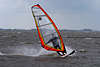 701022_ Surfer Foto mit Segel in Kurve segeln im Wind an Elbe