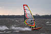 701038_ Windsurfer in Wind mit Segel über Elbe Wellen reiten, brettern in Windsurfing Sportfoto aus Kollmar