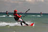 802803_ Kitesurfer in Aktion Sportbild, Kiter Dreier in Wind auf Brett über Wasser brettern in Fotografie
