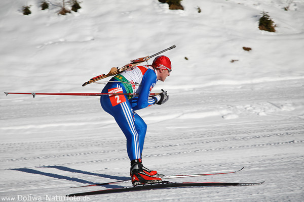 Ivan Tscheresow in Aktion Sportortrait Russe auf Biathlon weisse Skiloipe