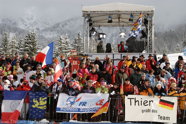 Besuchertribne Biathlonfans mit Fahnen aus Frankreich & Trier