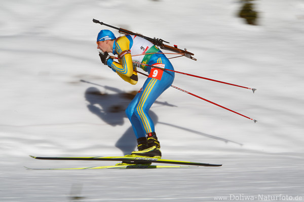 Biathlon Sportler Schatten Silhouette auf Schnee Skilauf von Andrij Deryzemlya