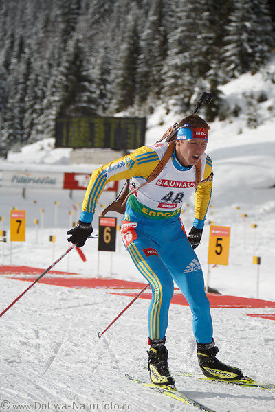Andriy Deryzemlya Ukraine Biathlon Team Weltcup Skilauf dynamisches Sportbild auf Schiloipe