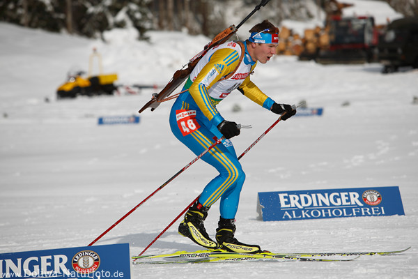Andrej Derizemlia Ukraine Biathlete Skilauf auf Weltcupstrecke