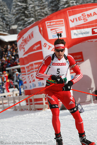 Simon Hallenbarter Biathlon-Sprint Schweizer Schilauf-Portrt in Rot auf Schneeloipe im Stadion