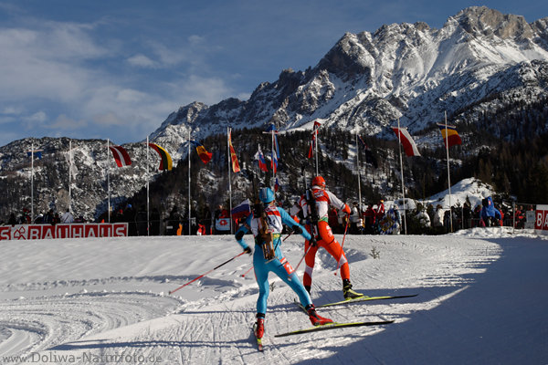 Biathleten Paar Skiloipe-Lauf im Biathlonstadion unter Steinbergen