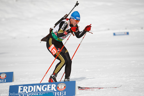 Biathlon dynamische Fotografie Michael Greis Lauf wetteifern zum Sieg auf Weltcup Skiloipe mit Gewehr