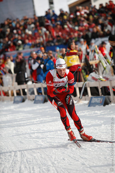 Stian Eckhoff skilauf Dynamikportrt vor Publikum im Biathlonstadion