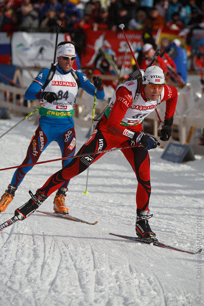 Norwege Halvard Hanevold Foto im Biathlon-Laufbild vor Franzose Frederic Jean auf Loipe