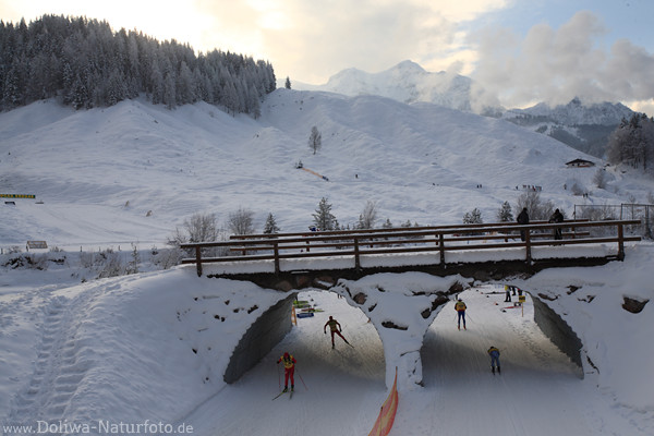 Hochfilzener Biathlonstadion Tunnel unter Brcke mit Biathleten Ski laufen in Schneelandschaft