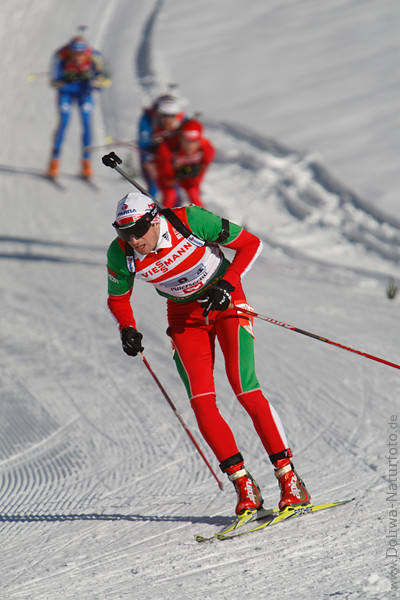 Biathlon Vierer skilaufen hintereinander in Kurve Valiullin Rustam auf weier Schnee Wintersport Weltcup-Staffel