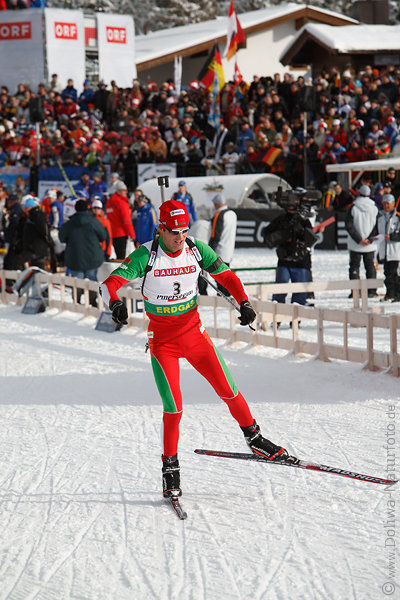 Sergey Novikov from Weirussland Biathlon Weltcup Ski-Sprint Rennen vor Publikum im Stadion