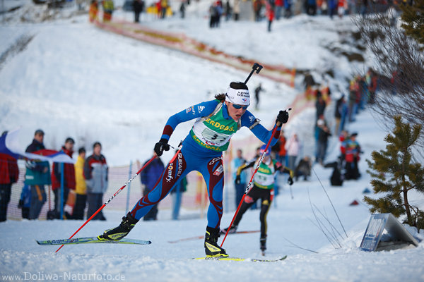 Sylvie Becaert - Frankreich Biathlon Skilauf Staffelwettkampf Poster auf Schneeloipe
