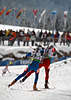 815194_ Biathlonlauf im Windschatten des Anderen, Biathleten Paar Skaterstil Sportfoto auf Schiloipe