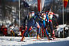 816368_Biathleten Lauf-Trio Sportbild auf Skier hintereinander im Männer Staffelbewerb vor Publikum